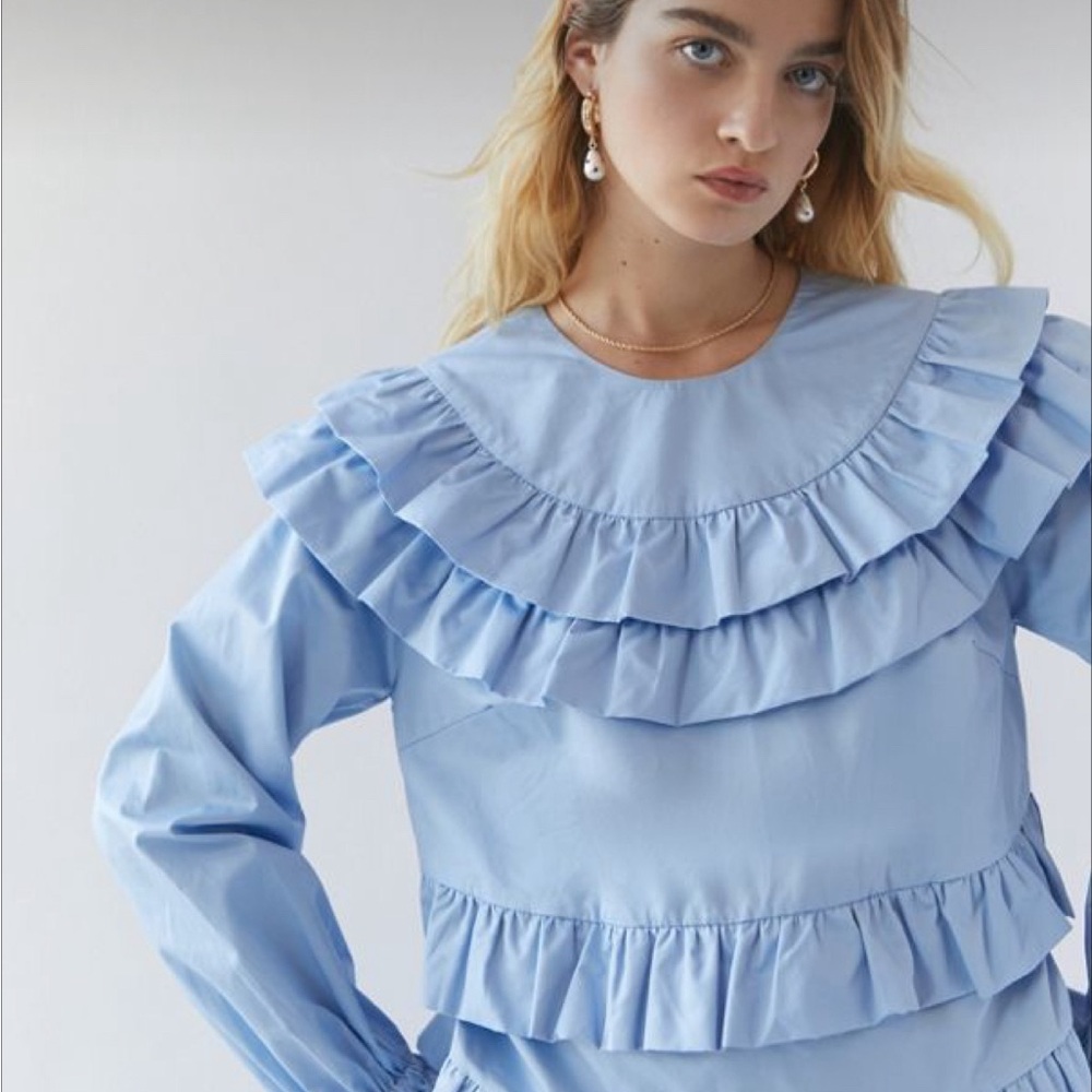 crās Ruffled Back Button Top